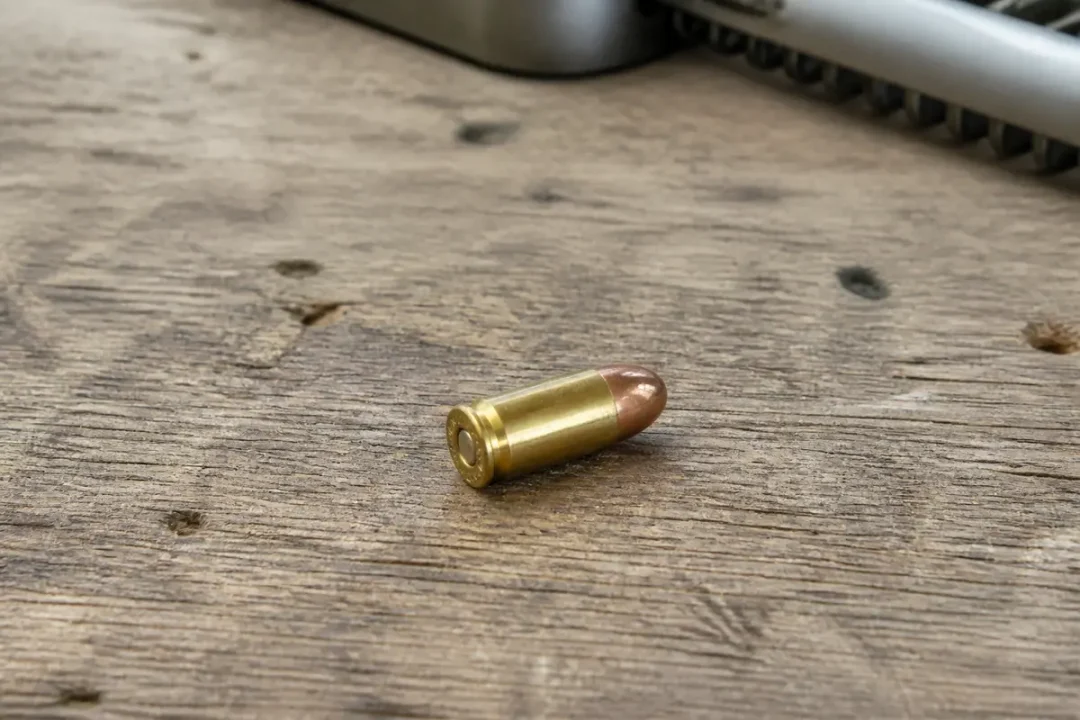 Cartouche de munition de calibre 9 millimètres sur table en bois usée