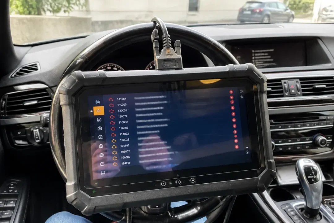 Tablette affichant les codes de diagnostic BMW dans une voiture pour un contrôle technique