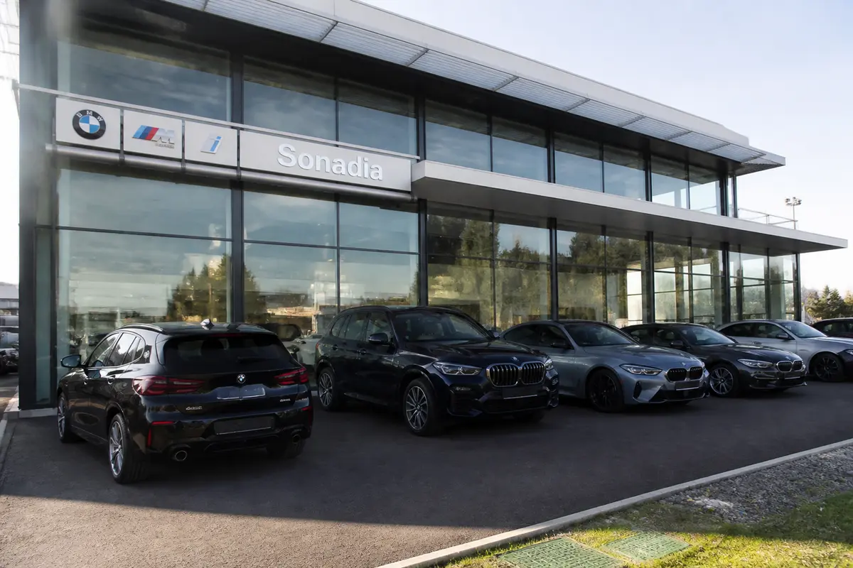 Façade vitrée du concessionnaire BMW Sonadia à Laxou avec des voitures exposées devant