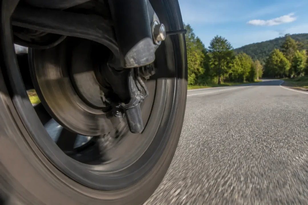 Vue rapprochée d'une roue de voiture en mouvement avec capteur ESP sur route dégagée