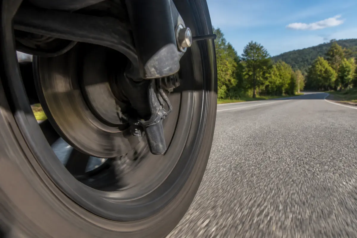 Vue rapprochée d'une roue de voiture en mouvement avec capteur ESP sur route dégagée