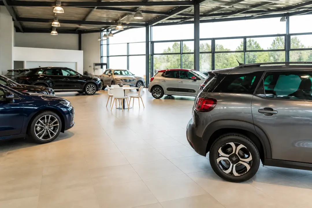 Intérieur lumineux de la concession Citroën à Lons-le-Saunier, groupe JMJ, avec divers modèles.