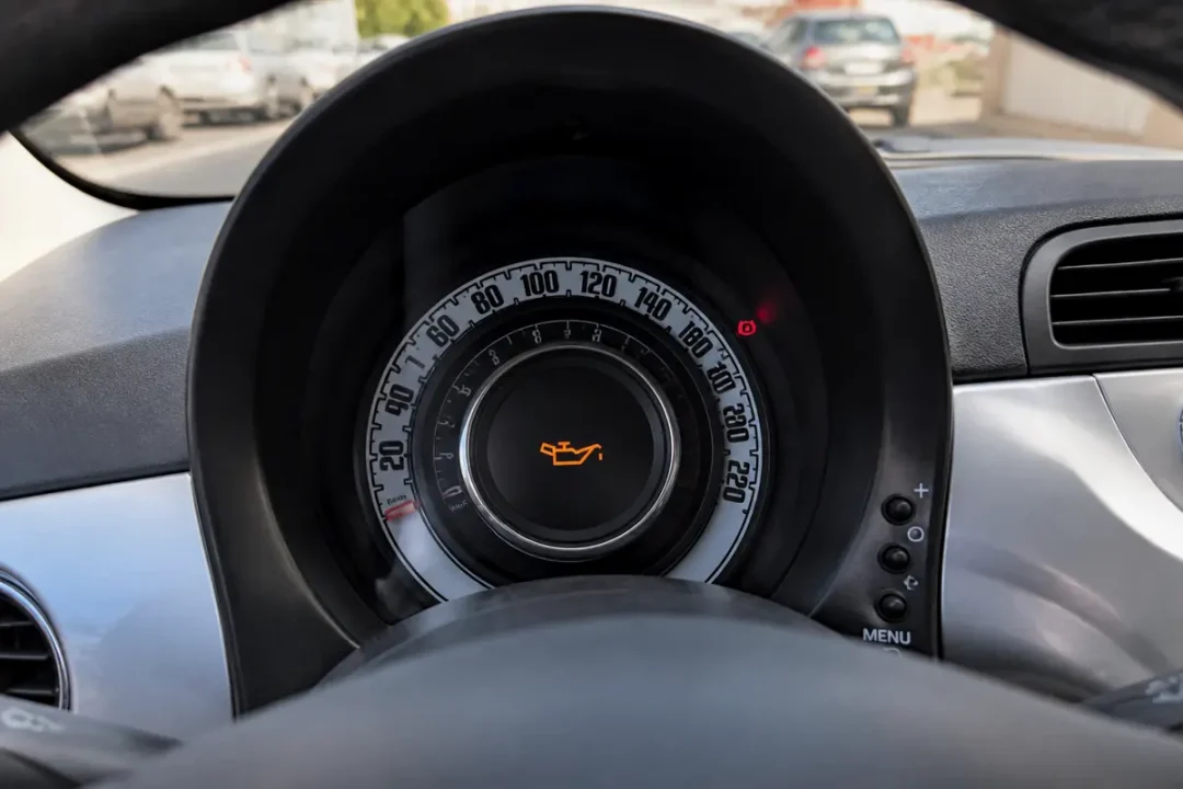 Voyant moteur allumé sur tableau de bord d'une Fiat 500 avec coupon échu.