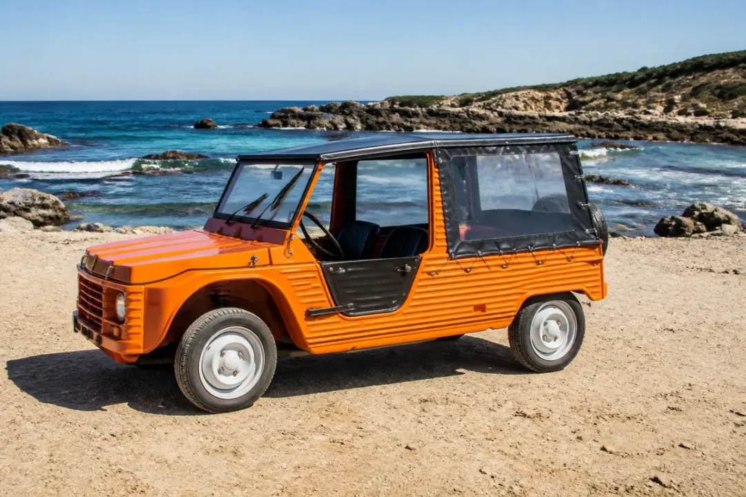 Véhicule orange sur plage en bord de mer illustrant la dimension de la Méhari