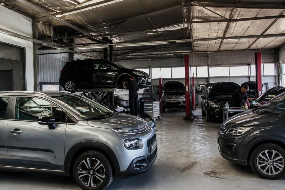 Mécaniciens travaillant sur des voitures au garage Jacqueline Citroën à Valognes