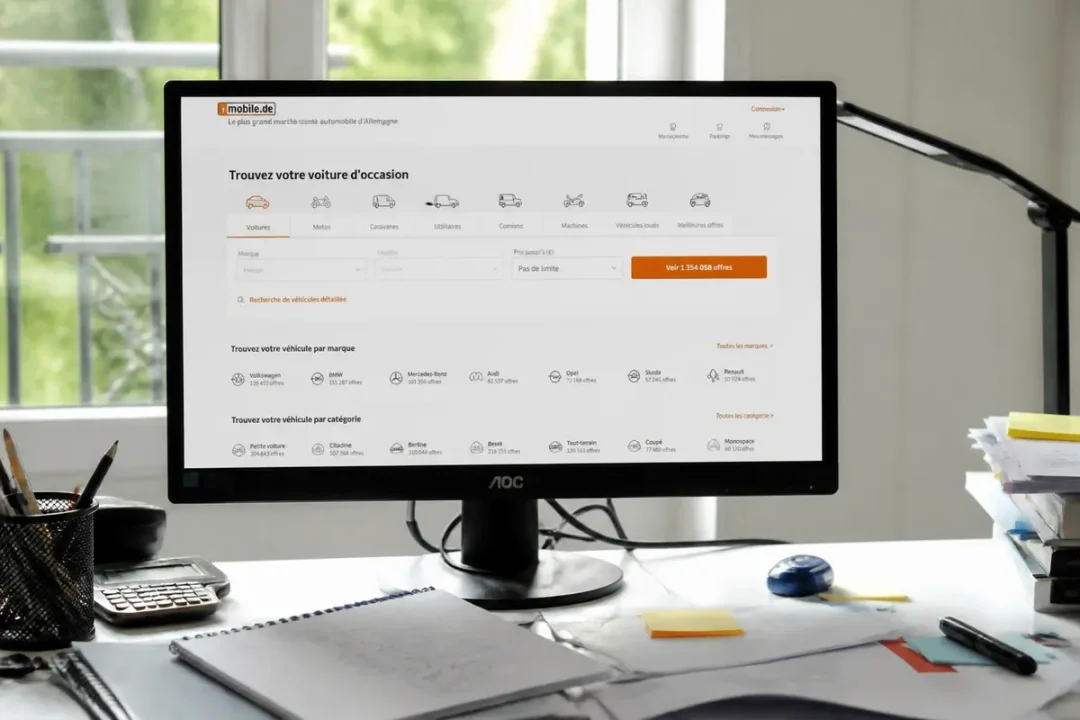 Écran d'ordinateur affichant le site de voitures d'occasion de mobile.de en français
