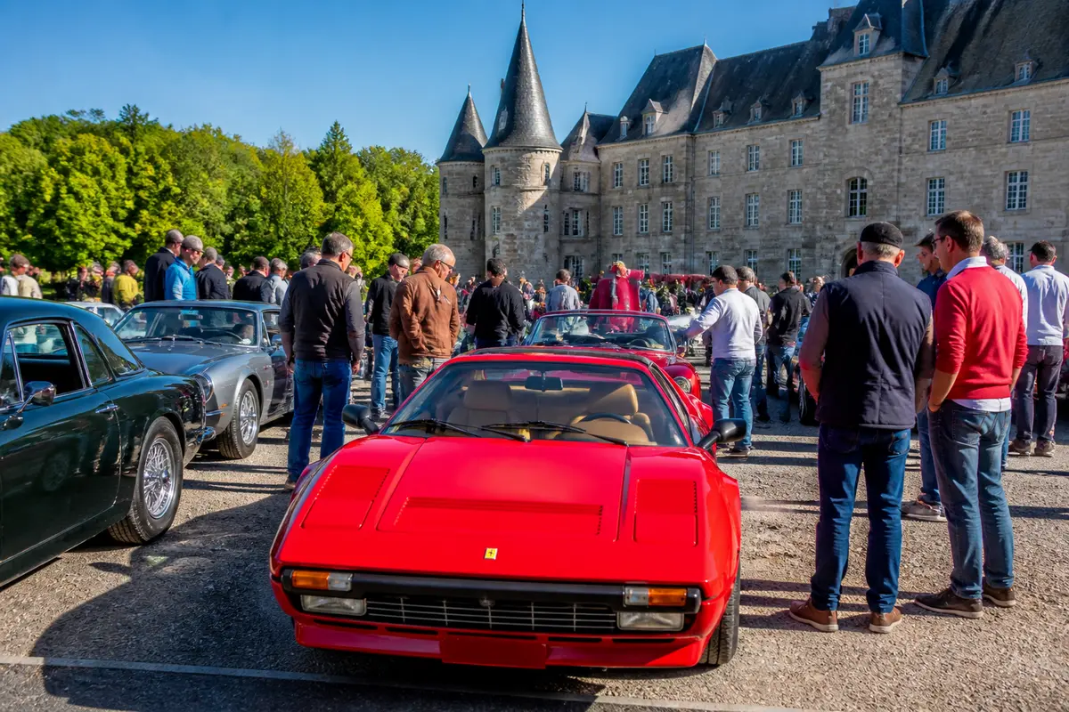 Voitures sportives devant château lors d'un rassemblement voiture ce week-end près de chez moi