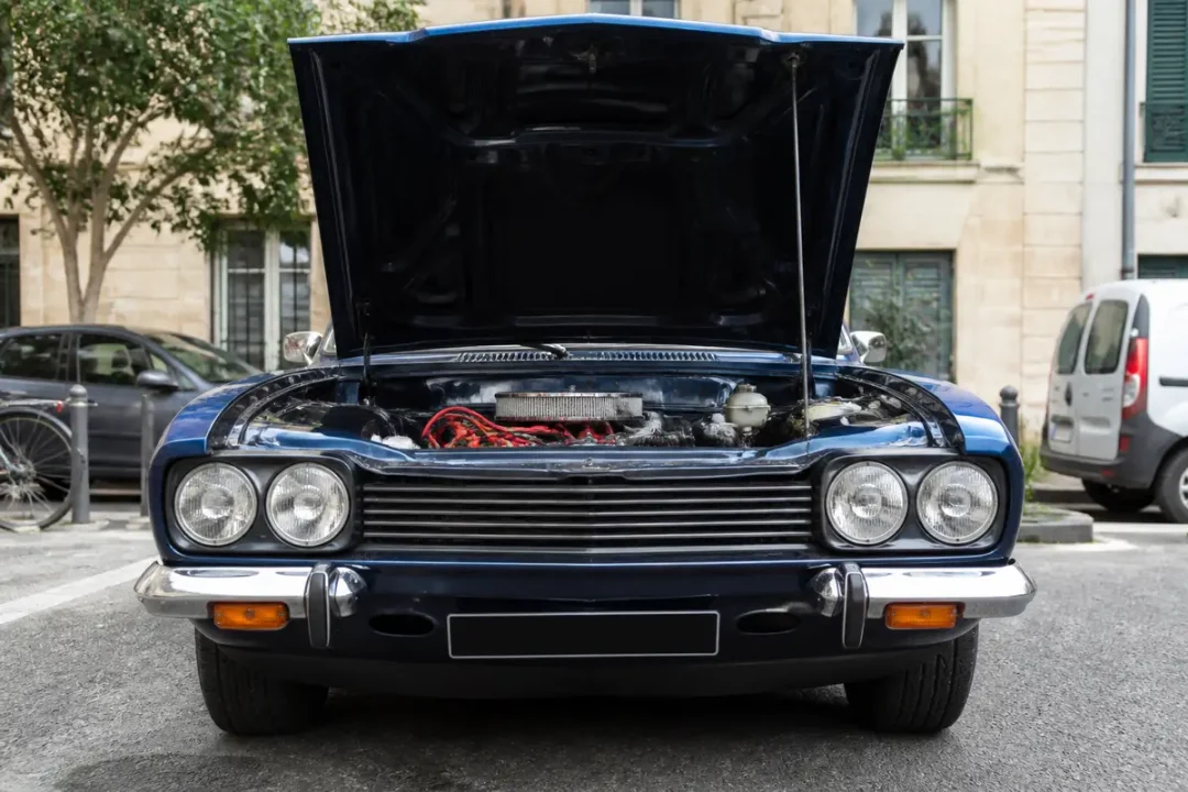 Capot ouvert d'une Ford Capri 1970 bleue, vue frontale, moteur visible