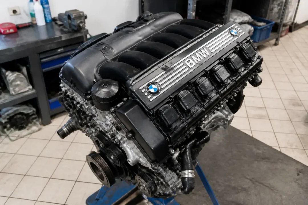 Moteur V8 BMW sur pied d'entretien dans un atelier mécanique automobile où 3.0 est essentiel