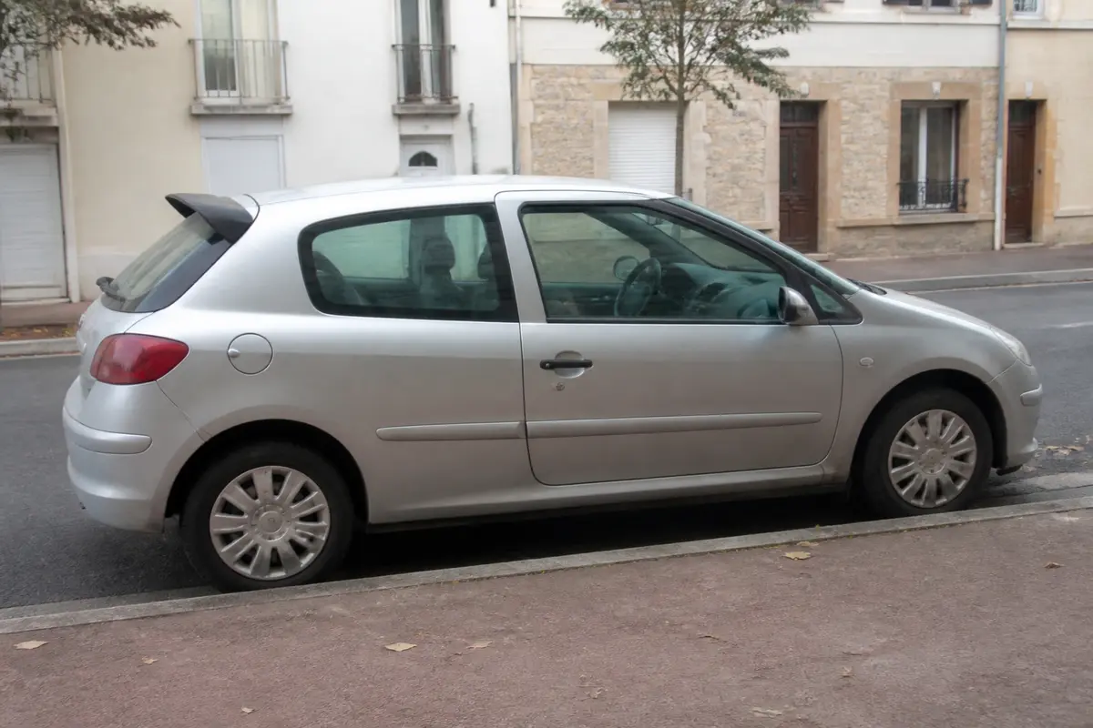 Voiture grise garée en ville, comment vérifier si une voiture est légalement gagée