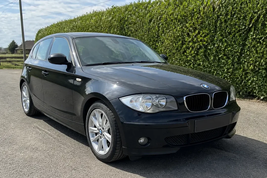 Voiture noire devant haie verte sur un site similaire au Leboncoin allemand voiture