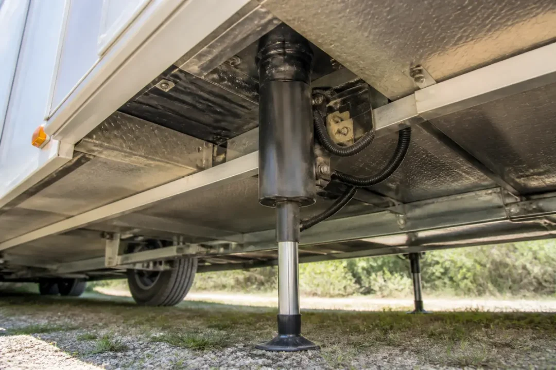 Vérin électrique de camping-car stabilisant le véhicule sur un terrain en plein air